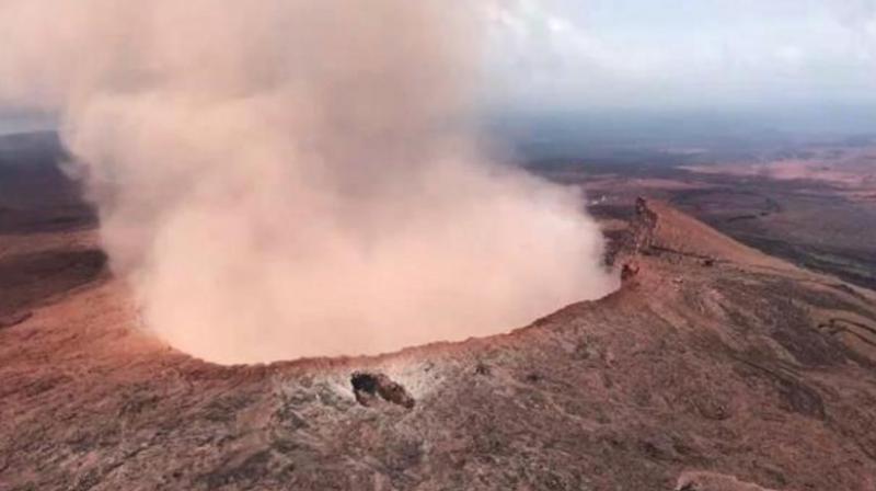 In this photo provided by Tulsi Gabbard, who is on active duty Hawaii National Guard deployment, ash from the Puu Oo vent on Kilauea volcano rises into the air, near Pahoa, Hawaii. (Photo: AP)