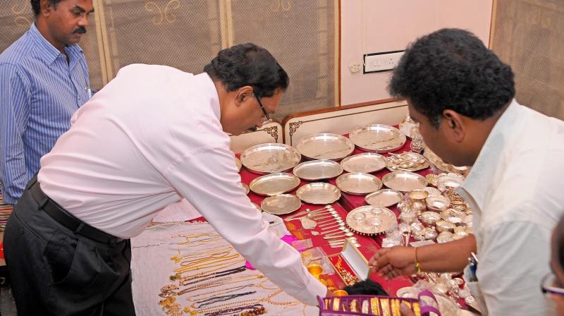 ACB joint director D. Nagendra Kumar inspects the property recovered from Nellore RTO N. Purnachandar Rao on Monday. (Photo: DC)