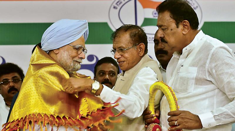 Former prime minister Manmohan Singh being felicitated at KPCC office in Bengaluru on Monday (Photo: PTI)
