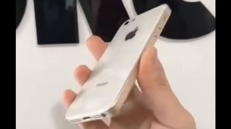 A leaked render of the rumoured iPhone SE 2, which hints a glass body similar to iPhone 8 but in a iPhone SE form factor. (Photo: Weibo)