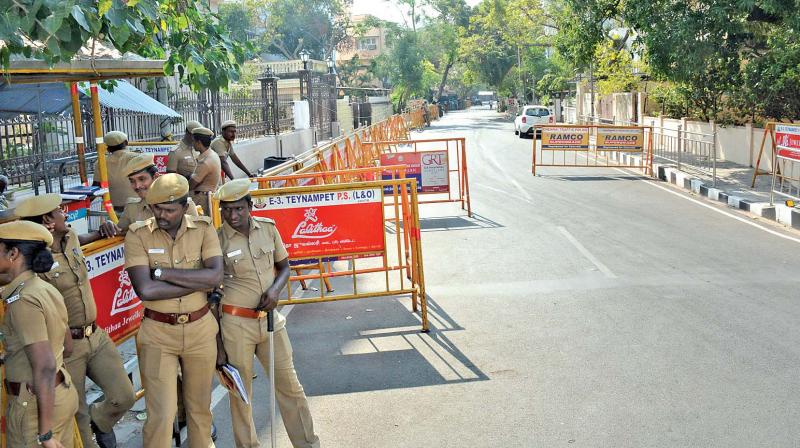 Poes Garden wears deserted look on Wednesday afternoon, after AIADMK general secretary V.K. Sasikala left for Bengaluru (Photo: DC)