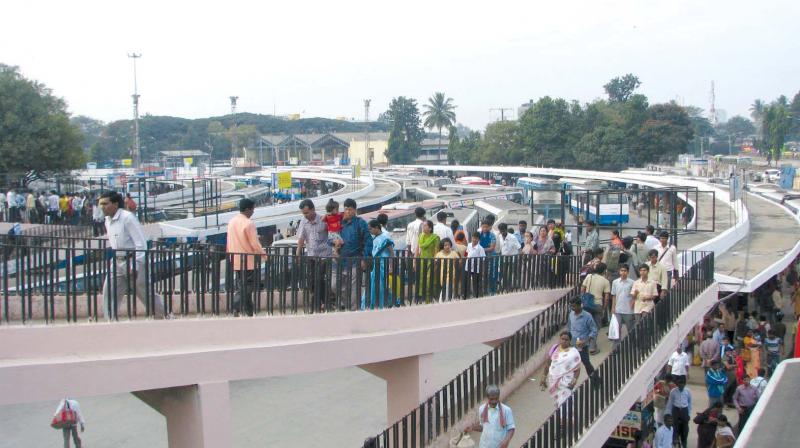 The bustling skywalk in Majestic. (Photo: DC)