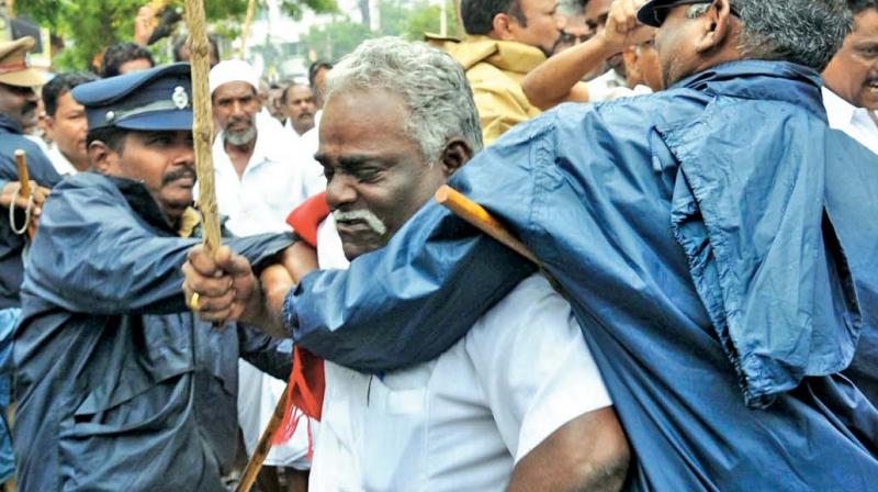 Members of Tamil Nadu Farmers Association and Tamil Nadu Agricultural Workers Union engaged in heated arguments with the police demanding to allow them inside the collectorate at Madurai on Wednesday to submit their petition to declare Tamil Nadu as drought-hit (Photo: DC)