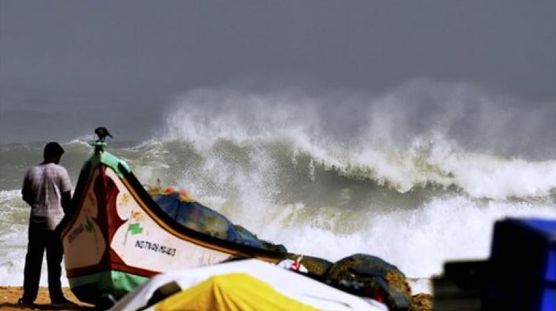 Heavy rain and strong winds that lashed the city and other coastal areas of Tamil Nadu due to cyclone Vardah. (Photo: PTI)