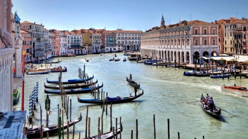 Italy: Venice to soon fine tourists for sitting in the wrong spot. (Photo: Pixabay)
