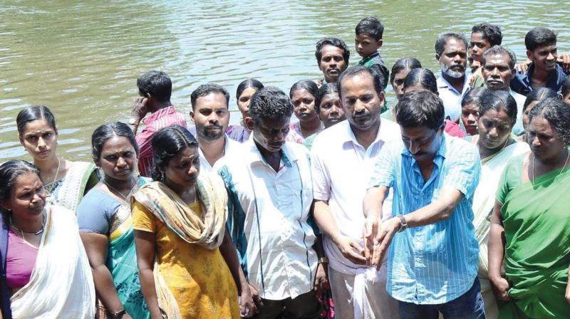 Actor Sreenivasan takes an oath with the tribals against the proposed Athirappally hydel power project near the proposed site of dam at Vazhachal on Friday. (Photo:  DC)
