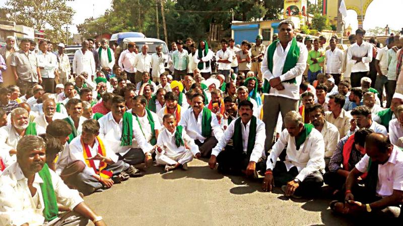 Farmers protest in Navalgund on Wednesday. (Photo: DC)