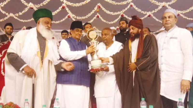 Members of Sunni Jamiyatul Ulema All Karnataka present Meelad-un-Nabi Award 2017 to JD(S) chief H.D. Deve Gowda in Bengaluru on Sunday. (photo: DC)