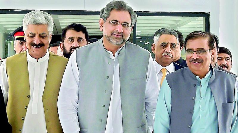 Pakistan Prime Minister Shahid Khaqan Abbasi (C) with party leaders in Islamabad (Photo: AFP)