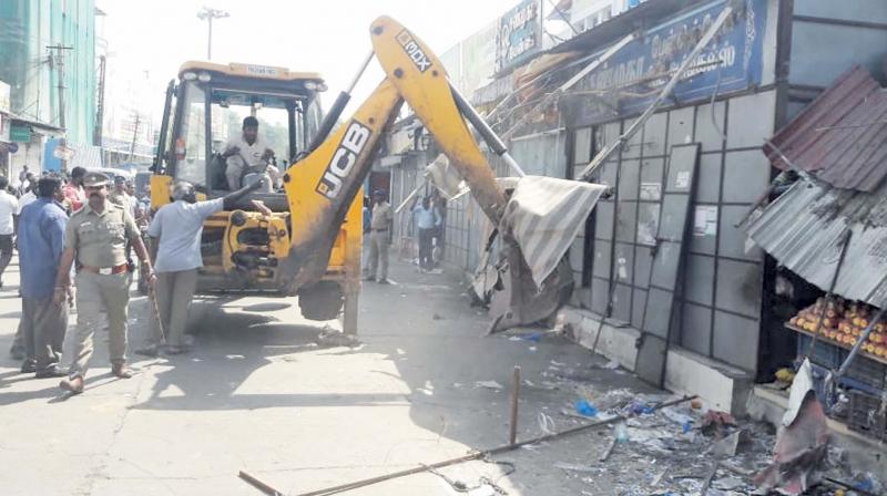 District officials demolishing encroachments at Kancheepuram bus stand. (Photo: DC)