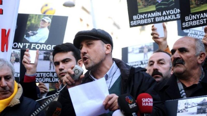 Turkish journalist Ahmet Sik (C) had been detained over tweets about the outlawed Kurdistan Workers Party (PKK), as well as articles for the Cumhuriyet opposition daily that criticised the Turkish secret services. (Photo: AFP)