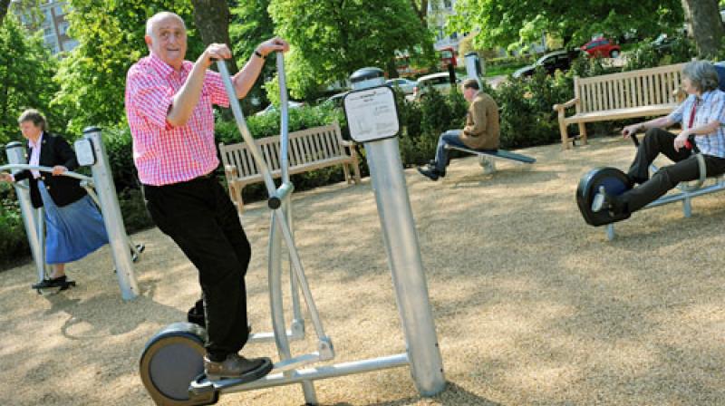 In Britain, for example, the elderly are advised to do moderate-to-intense exercise at least 150 minutes per week (Photo: AFP)