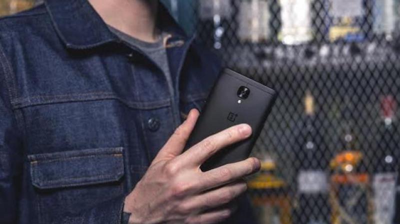 The OnePlus 3T Midnight Black features space-grade aluminum with three carefully applied dark coatings 14 microns thick and maintains the natural look and feel of metal.