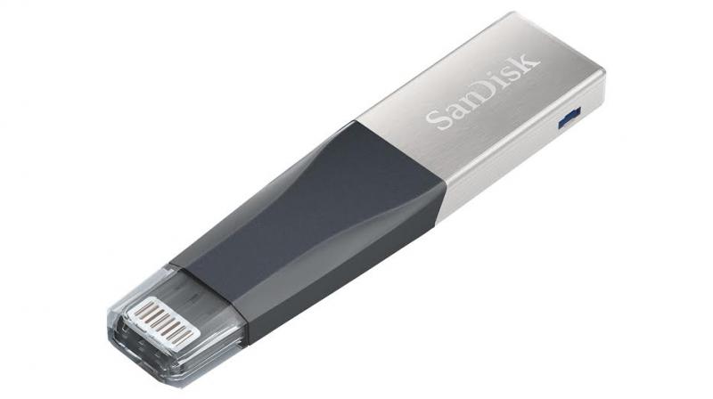 The SanDisk iXpand Mini Flash Drive is equipped with a Lightning connector and a USB 3.0 connector so users can quickly and easily move files between iPhone or iPad and Mac or PC computers.