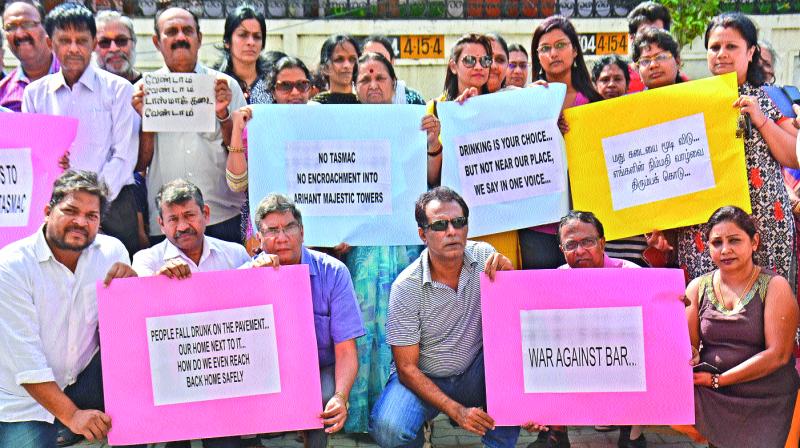 Residents of Arihant Majestic Towers (AMT) at Koyambedu hold placards, protesting against Tasmac outlet right outside the apartment premises. Founder and chairman of Exnora International M.B. Nirmal, who is also the resident of AMT, also seen.