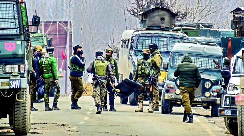 Security forces personnel arrive for the reinforcement during a gunbattle with the militants at Pinglan area of Pulwama in south Kashmir on Monday. (Photo:PTI)