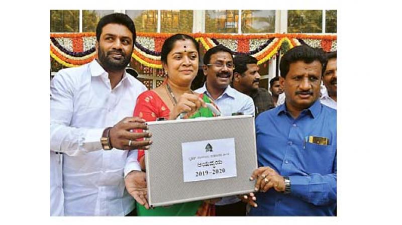 Chairperson of BBMPs Standing Committee for Taxation and Finance S.P. Hemalatha arrives to present BBMP budget in Bengaluru on Monday. (Photo: KPN)