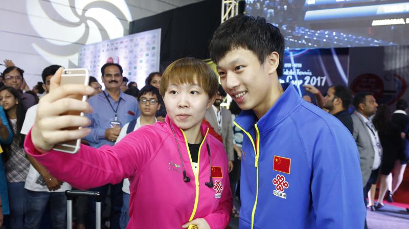 Chinas Zhu Yuling, left, winner of womens final takes a selfie with the mens final winner, Chinas Lin Gaoyuan after the award ceremony of 30th Table Tennis Asian Cup 2017 in Ahmadabad, India (Photo:AP)