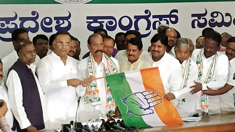 KPCC president Dinesh Gundurao welcomes former MLA Thippeswamy who joined the Congress on Friday