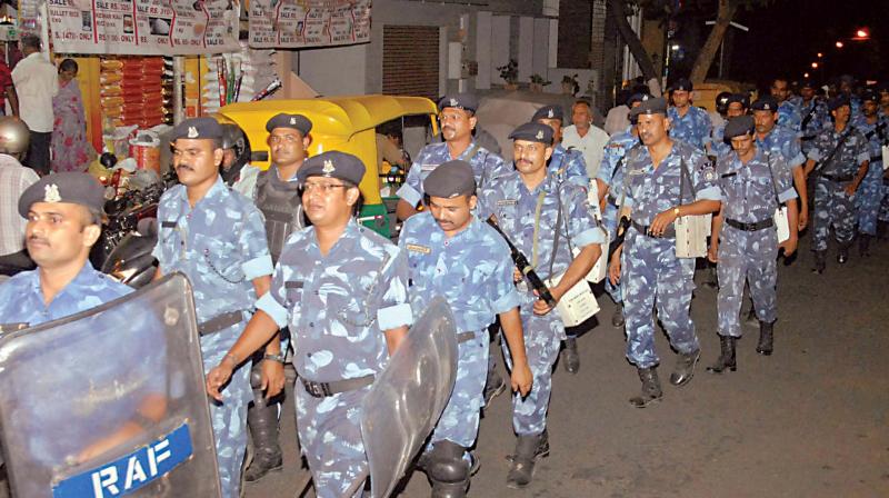 The central security forces, which arrived in the city recently, are already carrying out route marches, especially in areas considered sensitive.