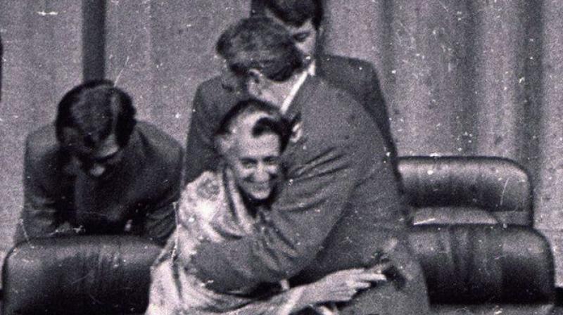 Fidel Castro hugging Indira Gandhi in 1983 in New Delhi 	(Photo: Congress archives)