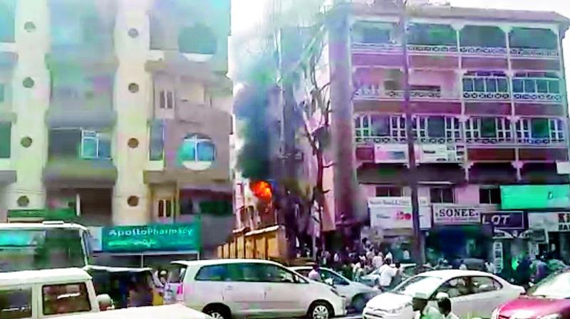 Fire rages in the Osman Plaza building on Monday morning. Fire tenders from the Langar Houz fire station put out the fire by afternoon. (Photo: DC)