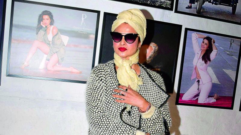 The reclusive Rekha, rarely seen outside film award functions, dropped by at the Roshans residence to express her admiration for the film Kaabil.