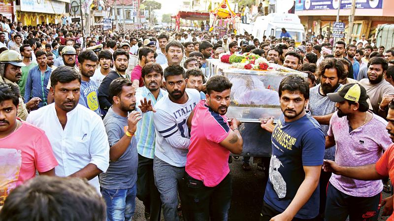 Actor Anils body being carried to the crematorium for his last rites at Kadirenahalli on Thursday. (Photo: DC)