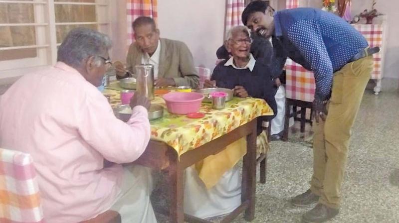 Rajini fans served food to inmates at an old age home at Coonoor to celebrate Rajinikanth birthday on Wednesday. (Photo: DC)