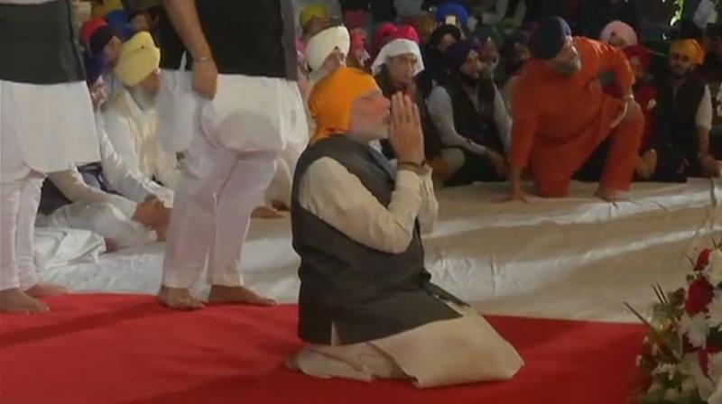 The Prime Minister offered ardaas (prayers) to Guru Granth Sahib, the holy book of the Sikhs and sat to listen to gurbani during his visit. (Photo: ANI)