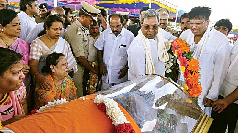 CM Siddaramaiah at the funeral of Dharam Singh