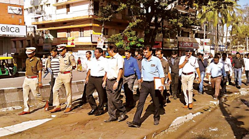 BBMP Commissioner Manjunath Prasad along with officials inspects the white topping  work in Bengaluru on Thursday. (Photo: DC)