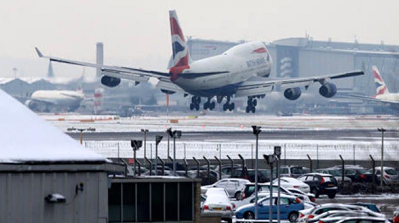 A plane lands at Londons Heathrow airport (Photo: AFP)