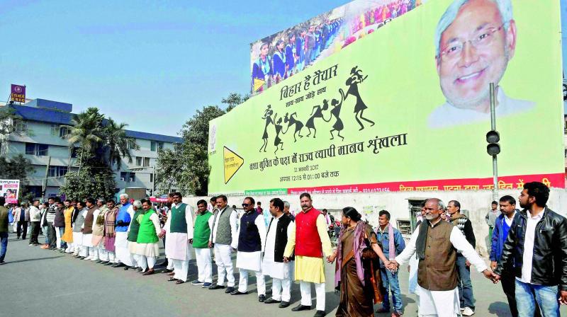 Citizens form a human chain to support the liquor prohibition called by Chief Minister Nitish Kumar in Patna on Saturday. 	(Photo: PTI)