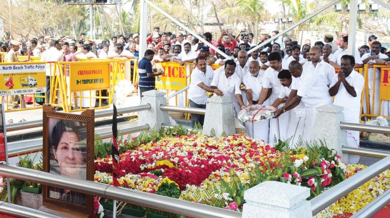 Visitors paying their respects to Jayalalithaa at the MGR memorial on Marina beach (Photo: DC)