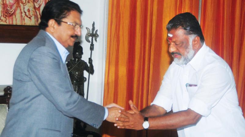 O. Panneerselvam greets Governor Vidyasagar Rao (Photo: DC)