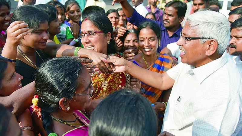 Women greet TJAC chairman Prof. Kodandaram at his protest camp near Indira Park on Sunday. (Photo: DC)
