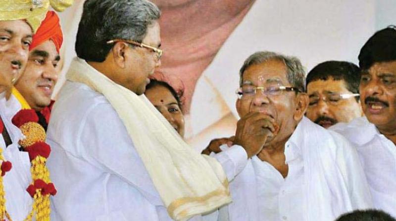 Former minister Shamanur Shivashankarappa with former CM Siddaramaiah in a file photo