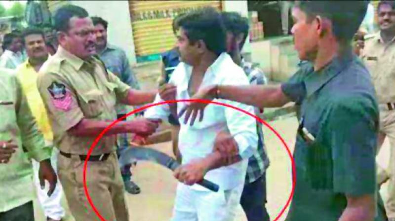 TD activist Abhiruchi Madhu holding a knife during a clash with YSRC leader Shilpa Chakrapani Reddy in the presence of police on Thursday. (Photo: DC)