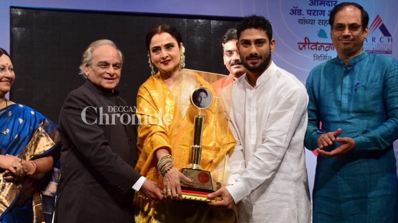 Rekha was presented the Smita Patil Memorial Award by music composer Anandji Virji Shah and Prateik Babbar on Saturday. (Photo: Viral Bhayani)