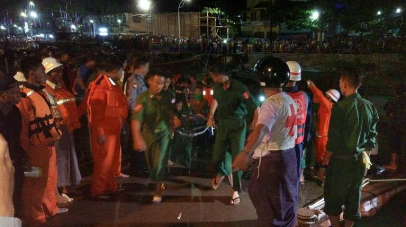Myanmar soldiers and members of a rescue team carry the body of a passenger after a ferry sank in the Nga Wun River in Pathein with at least 20 dead. (Photo: AFP)