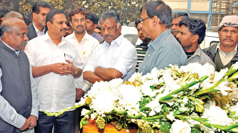 Deputy CM O. Panneerselvam after placing wreath on the body of Sarath Babu, a medical student from TN who died in New Delhi, on Thursday. 	(Photo: DC)