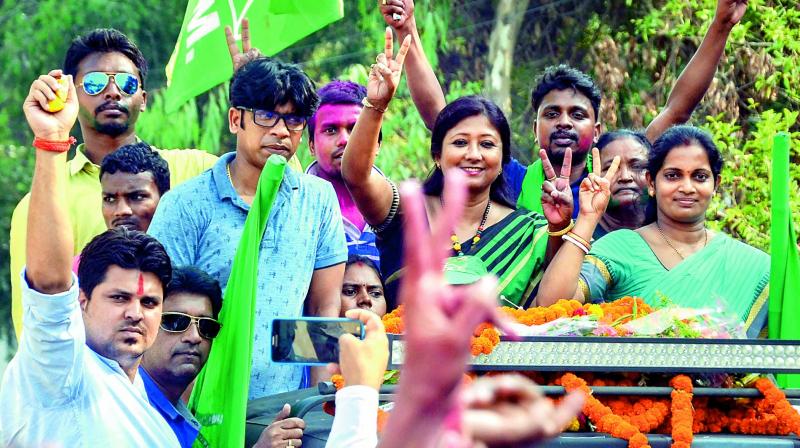 Jharkhand Mukti Morcha candidate Seema Mahato with her supporters flashes a victory sign during the victory procession after winning the Silli constituency. (Photo: PTI)