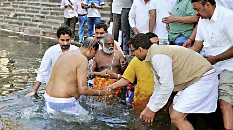 The ashes of Ananth Kumar being immersed in Cauvery at Srirangapatna in Mandya on Wednesday. (Photo: KPN)
