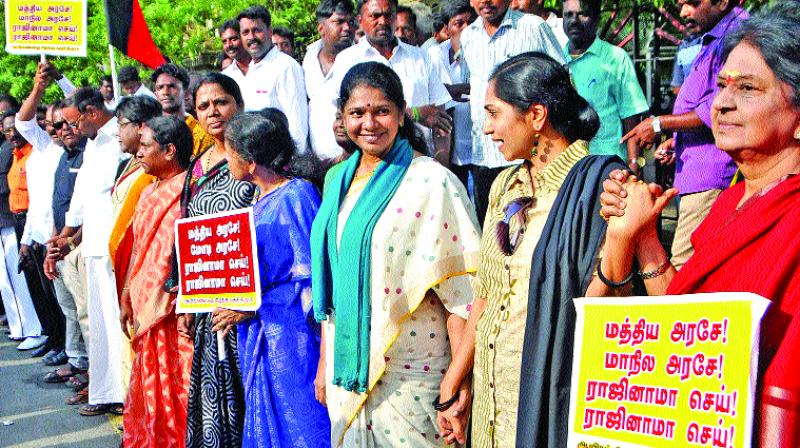 DMK MP Kanimozhi and others stage human chain protest against Central government for delaying Cauvery Management Board. (Photo: DC)