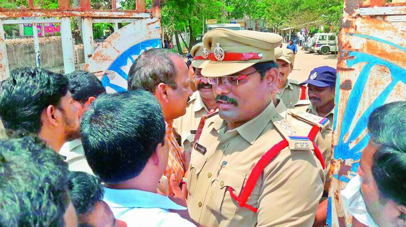 Mangalagiri cops prevent YSRC leaders from entering the police station on Monday. (Photo: DC)