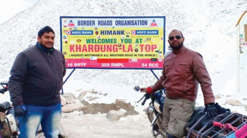 Vishnudas P.S.(right) and David Mammen(left) at the Khardungla top