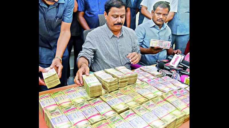 DCP Task force, Secunderabad, nabbed a gang of 13 people for holding Rs 1.85 crore in old demonetised currency notes. (Photo: DC)