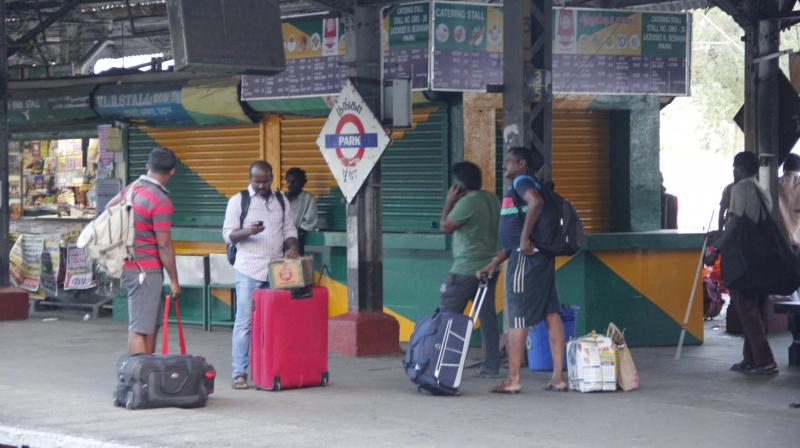 Food stalls closed in Park railway station. (Photo: DC)