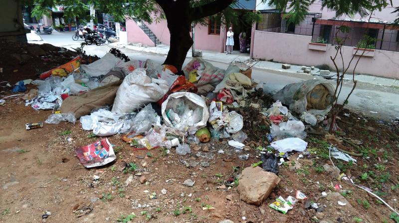 The nearby alleys of Kumaraswamy Layout have turned into de facto garbage dump and local residents have to bear with foul smell all through the day. (Photo: R Samuel)